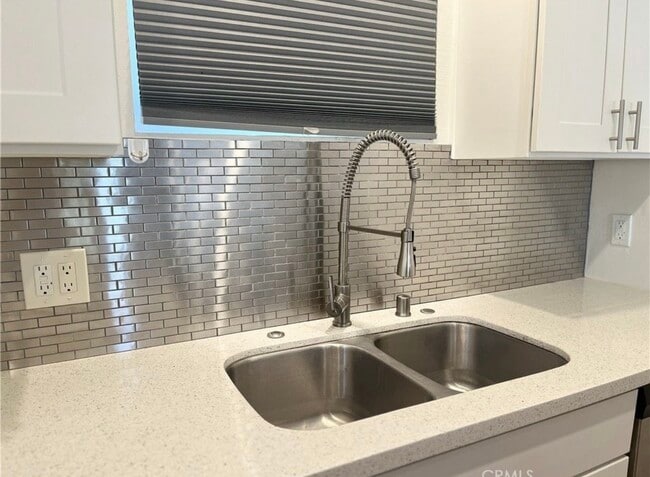 Foto del edificio - 6255 Woodman Ave