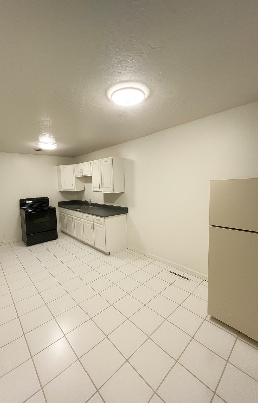 Building Photo - 831 E Stratford Ave