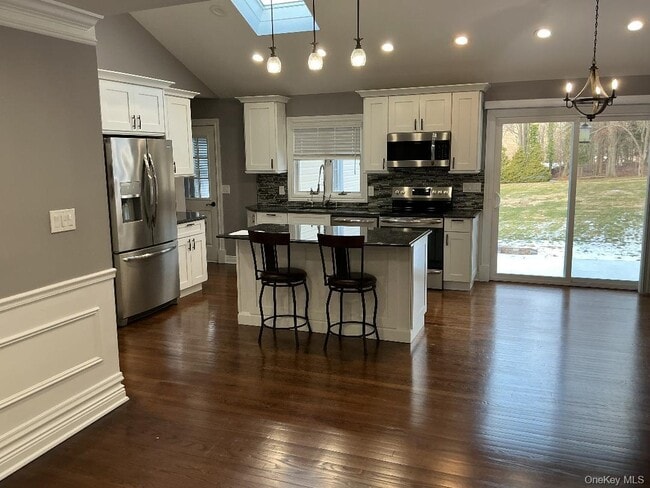 Building Photo - 9 Twin Cedar Ln