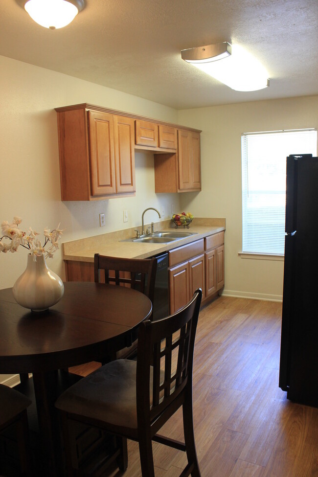 Foto del edificio - Upgraded Duplex in a Convenient Boonville ...