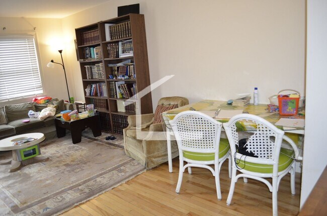 Building Photo - Large Townhome in Brighton, In-Unit Washer...