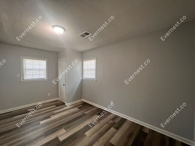 Foto del edificio - 1349 Haywood Dr
