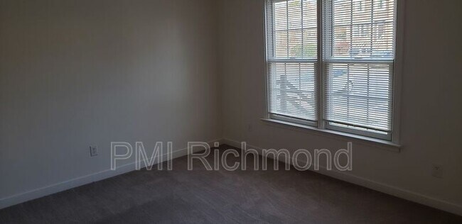 Building Photo - 2219 Foxborough Dr