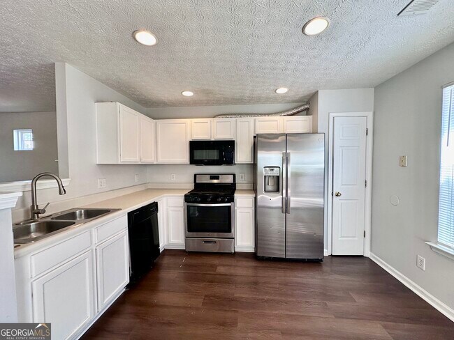 Foto del edificio - 215 Silver Ridge Dr
