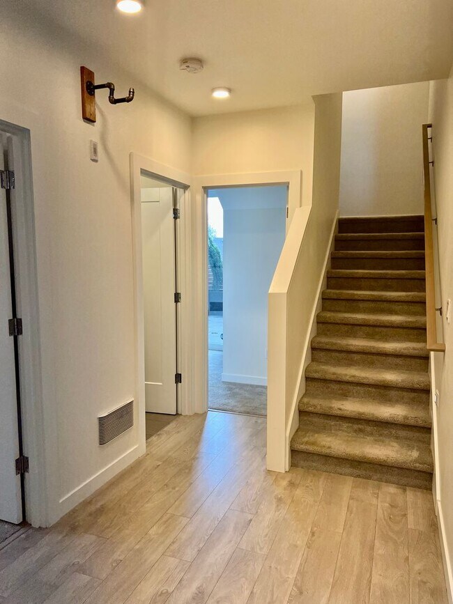 Foto del edificio - Modern Urban Design in Ballard Townhome!  Three private outdoor spaces  (Sited OFF 15th for Quiet...