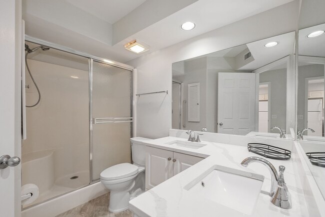 Foto del edificio - 2 bed + den 2 bath condo, just 2.5 miles from the beach!