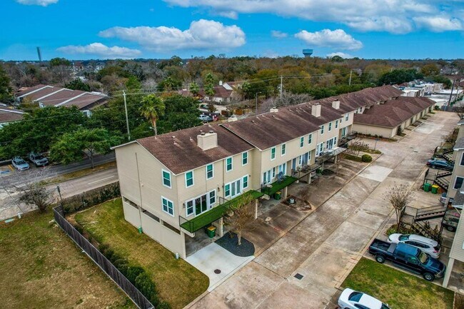 Building Photo - 1910 Lakeside Dr