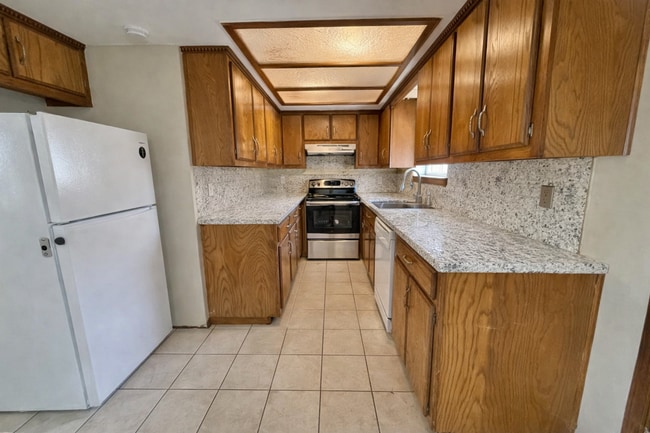 Building Photo - 1012 N Chowning Ave