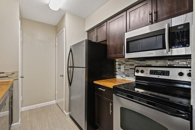 Building Photo - 3300 Pebblebrook Dr