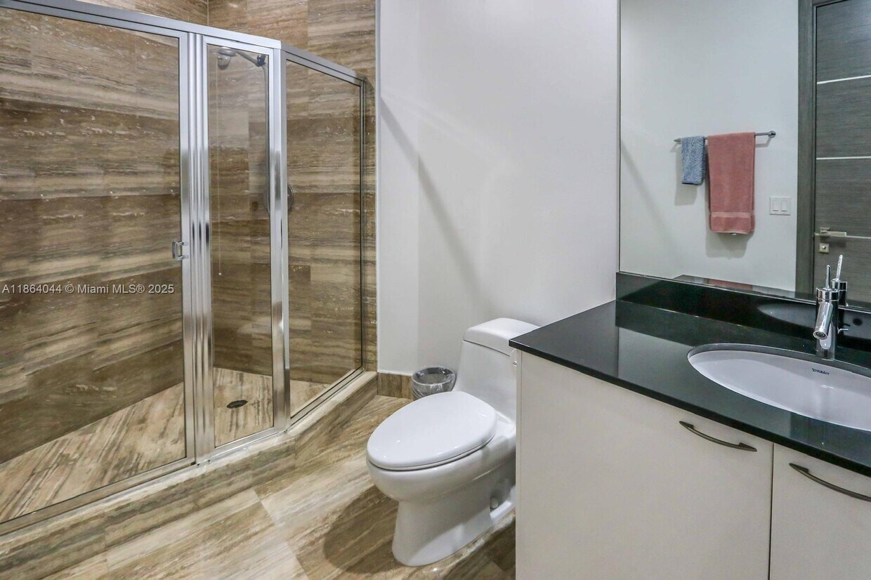 Foto principal - 15901 Collins Ave