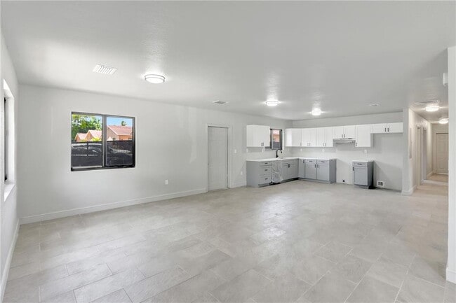Building Photo - 861 NW 6th Ave