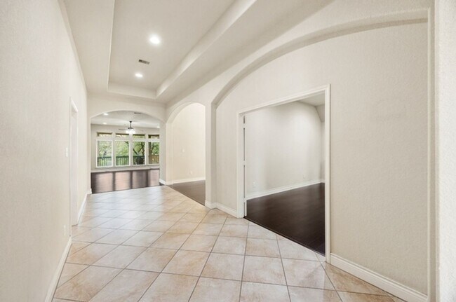 Building Photo - 518 Lucrezia
