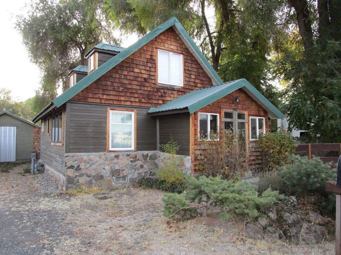 Foto principal - Custom 3 Bedroom Home Near Ochoco Creek Pa...