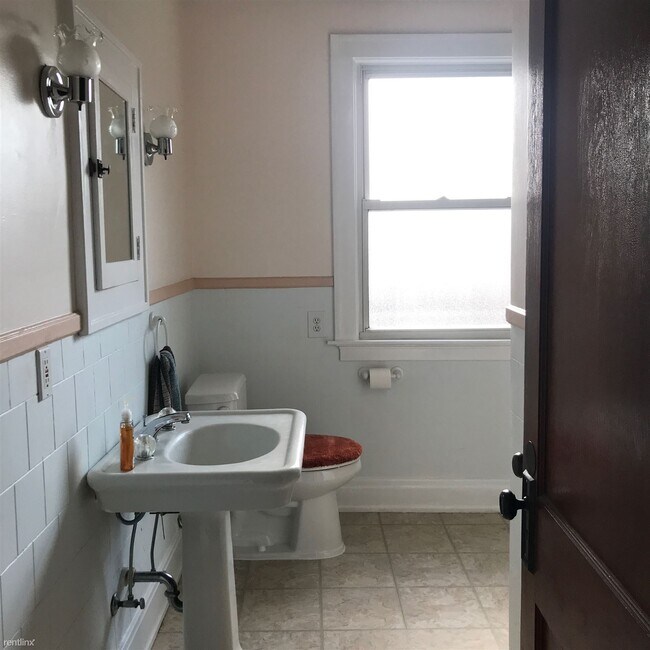 Foto del edificio - 1 br, 1 bath Duplex - 4491 Foley Road Upper