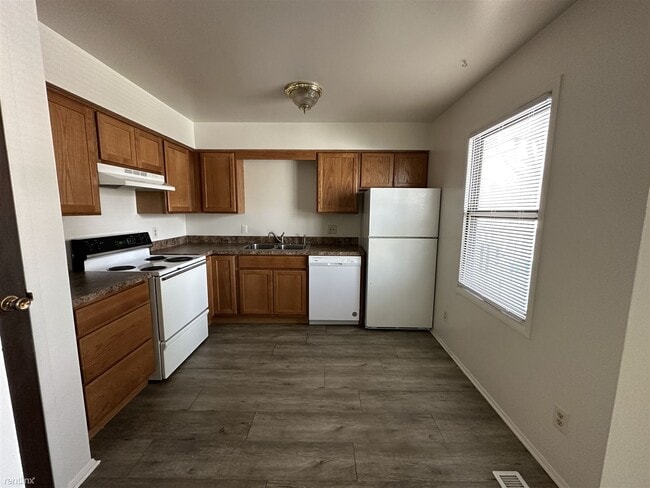 Building Photo - 2 br, 1.5 bath Townhome - Longfellow Townh...