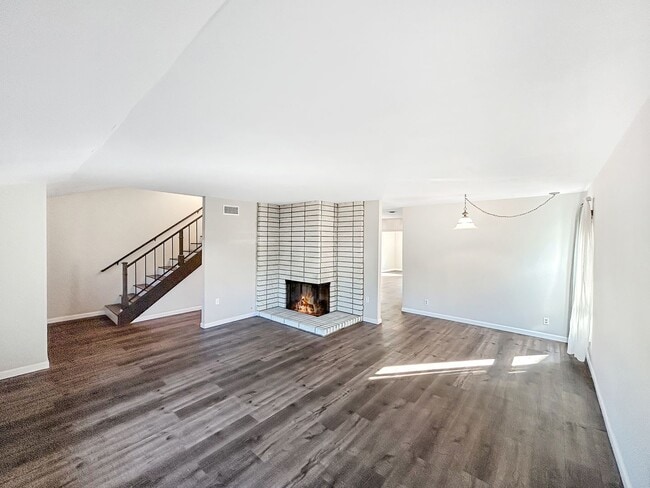 Foto del edificio - Beautiful 4BD/2BA W/ Attached Garage in Cl...
