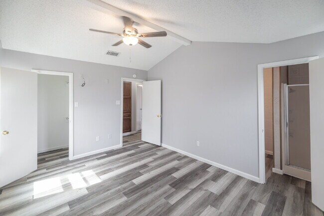 Foto del edificio - For Lease