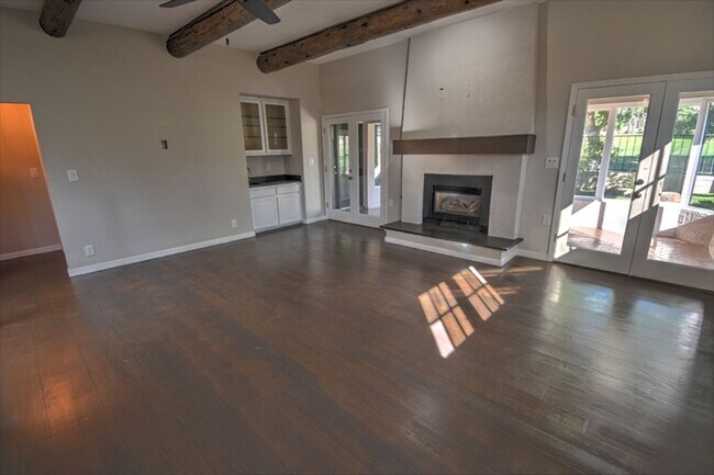 Building Photo - 9651 Village Green Dr NE