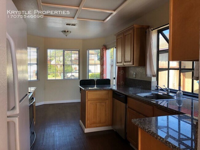 Building Photo - 272 Mica Dr