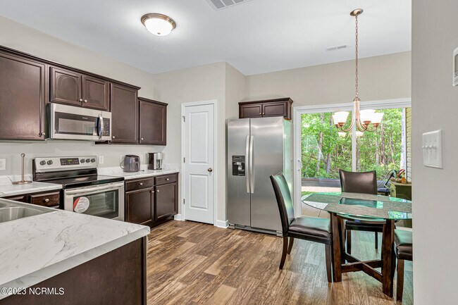 Foto del edificio - 14 Jaydn Dr W