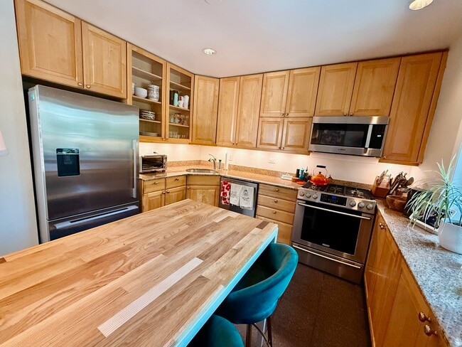 Building Photo - 747 W Dickens Ave