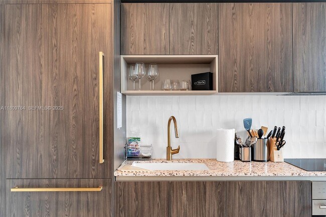 Building Photo - 601 NE 1st Ave