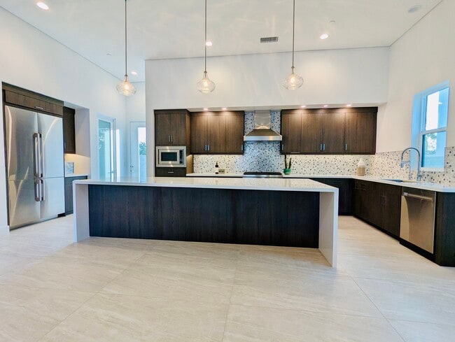 Building Photo - 3402 Ambassador Dr