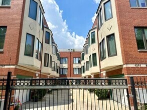 Building Photo - 4240 N Kenmore Ave