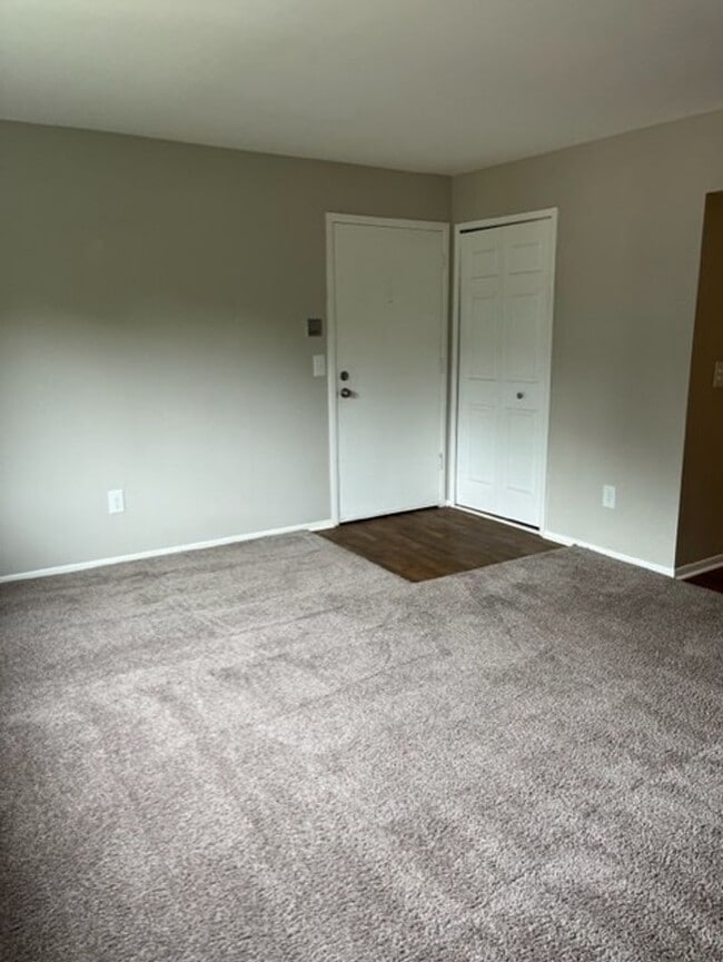 Building Photo - 1 bedroom/1 bathroom Near Downtown Rochester!