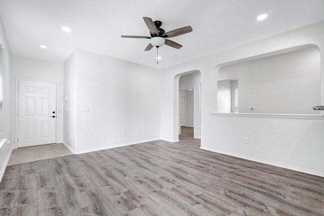 Foto del edificio - ***APPLICATION CURRENTLY UNDER REVIEW***Luxurious Move-In Ready Home with Versatile Living Spaces