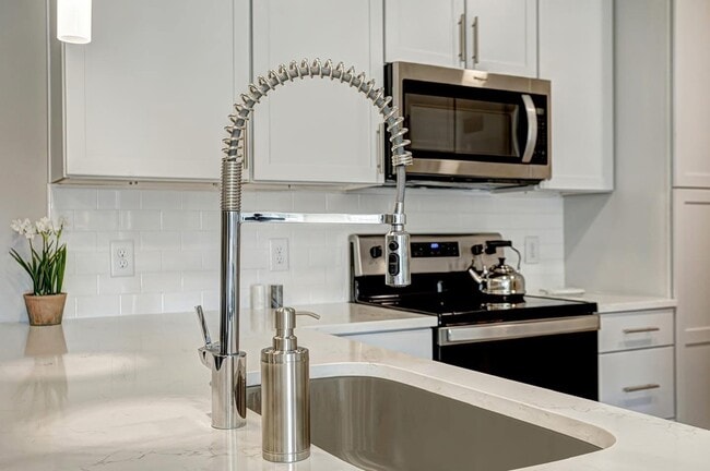 Kitchen - Clear Creek Springdale Apartments