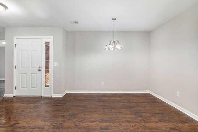 Building Photo - 2020 Edgewood Dr