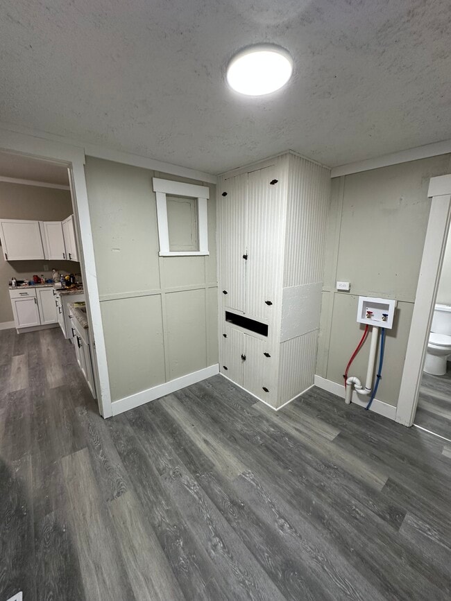 Building Photo - 16 S McGee St