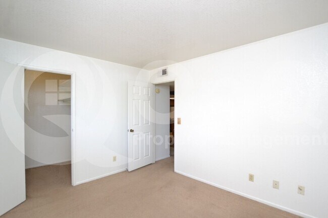 Foto del edificio - 520 N Stapley Dr