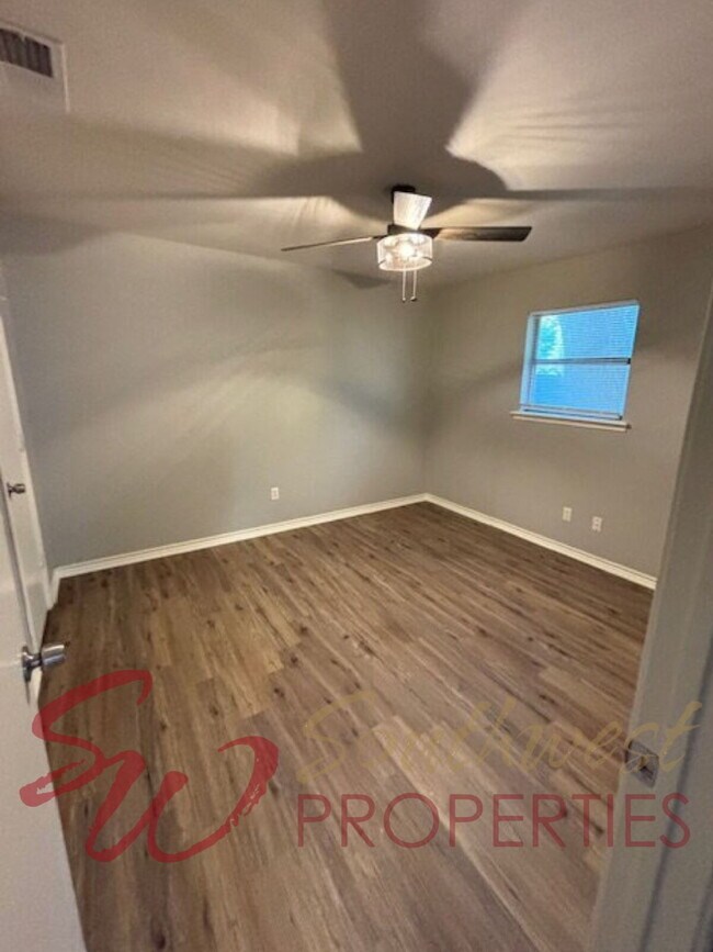 Building Photo - Super Cute 2 Bed Home Just 0.5 Miles from Campus