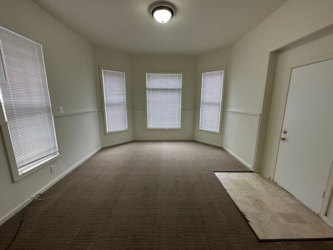 Building Photo - 909 W Taylor St