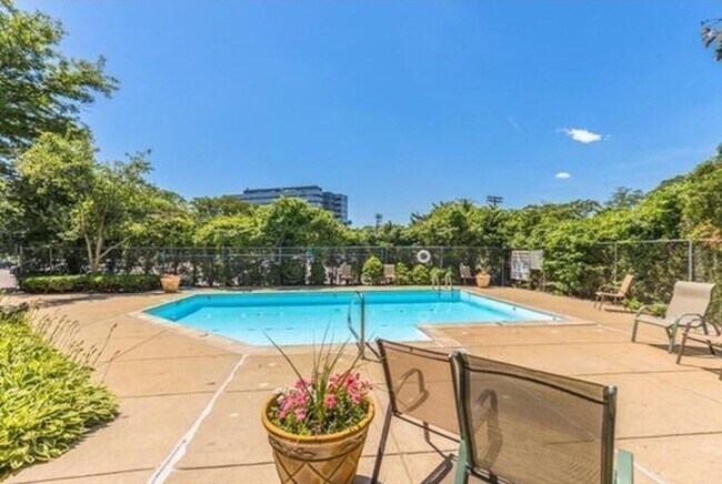 Foto del edificio - 108 Quincy Shore Dr