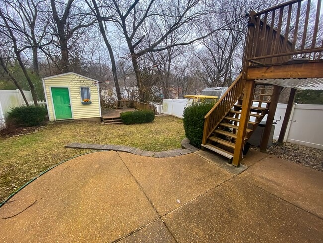 Foto del edificio - This classic 3 bedroom 2 bath Webster home features a front porch, large deck off the kitchen for...