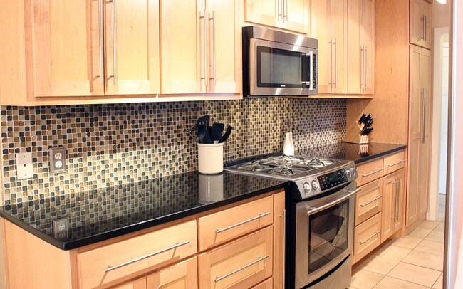 Foto del edificio - MUST SEE- Updated kitchen/Hardwood floors 3 bed/2bath!! Coming soon!