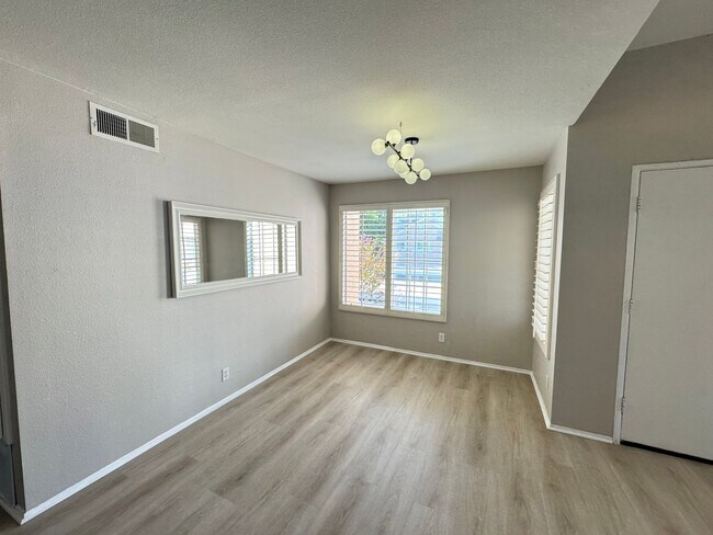 Foto del edificio - Bright and Airy 2Bd/2Ba Condo w/AC, W/D an...