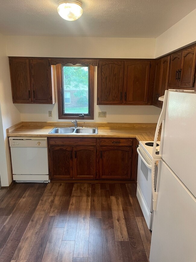 Building Photo - Immaculate Updated 2 Bedroom 1 bathroom