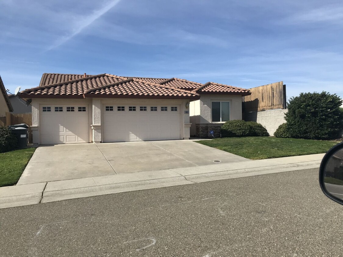 Primary Photo - Spacious 3 Bedroom, 2 Bathroom Home in Sac...