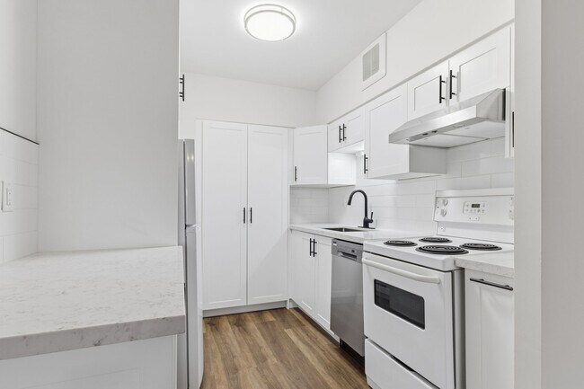 Photo du bâtiment - Renovated 1 Bedroom in 50+ Community Steps From Limeridge Mall