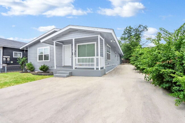 Charming and Spacious 4 Bedroom Home with ... - Charming and Spacious 4 Bedroom Home with ...