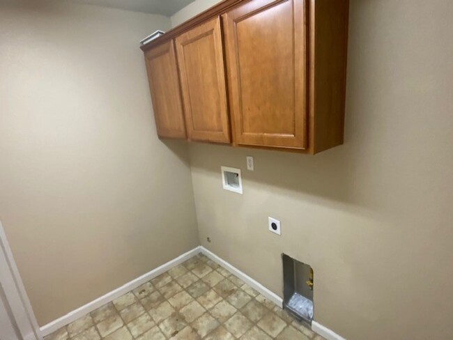 Building Photo - Condo with access to clubhouse and interne...