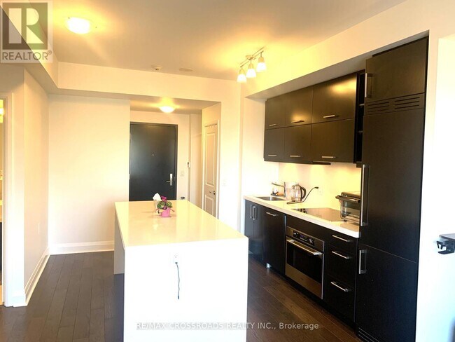 Building Photo - 1080 Bay St.