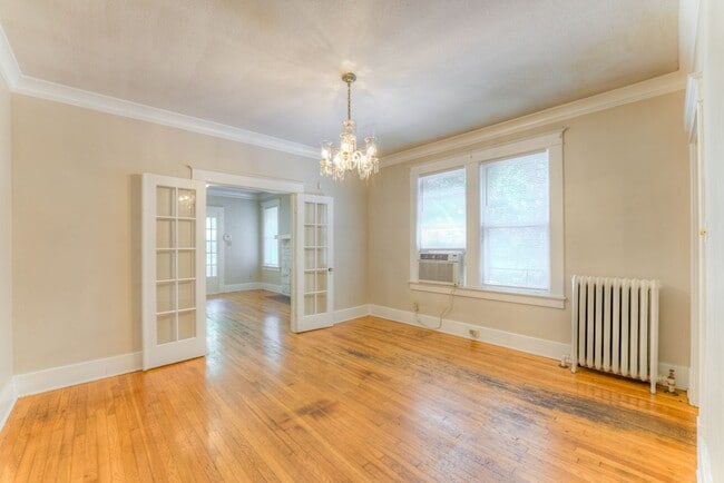 Building Photo - Charming 5BR/2.5BA Brick Bungalow in Vollintine-Evergreen