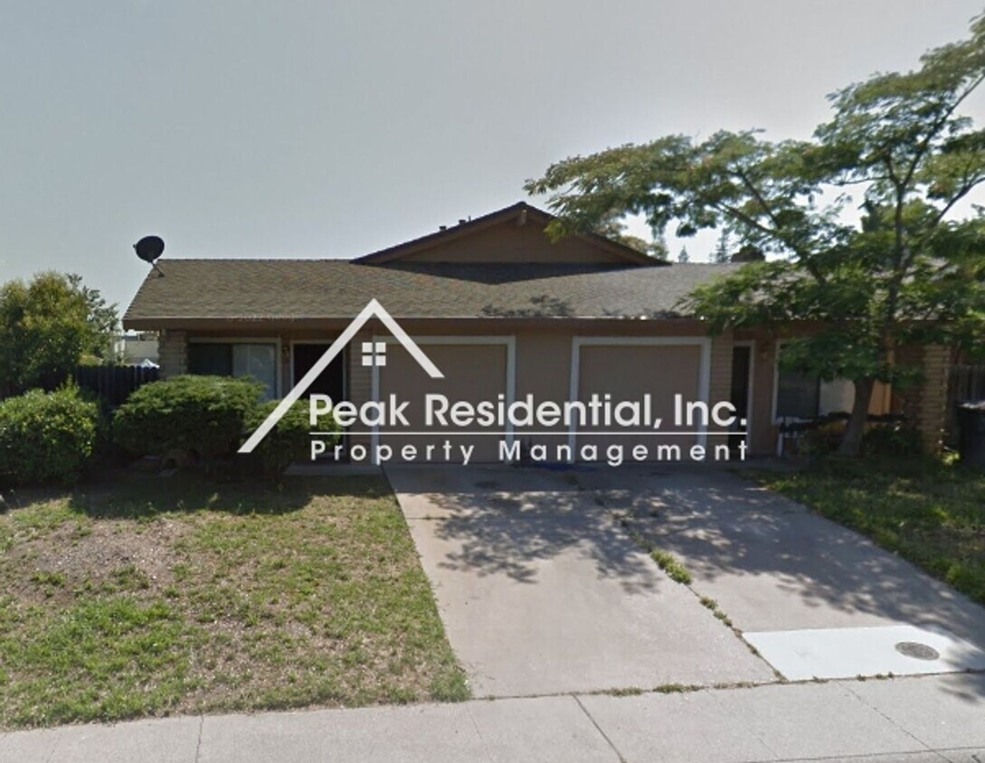 Foto principal - Spacious Foothill Farms 2bd/1ba Duplex wit...