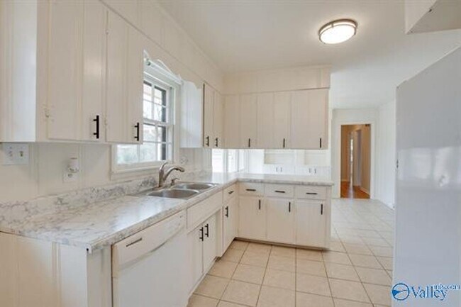 Building Photo - 814 Cleermont Dr SE