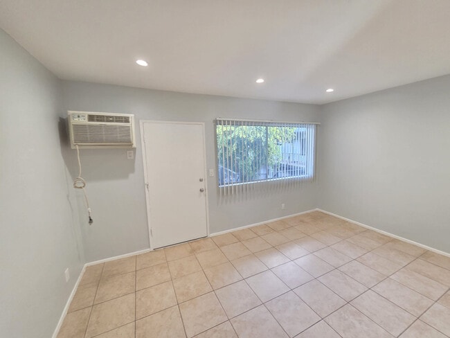 Foto del edificio - 4660 Kester Ave